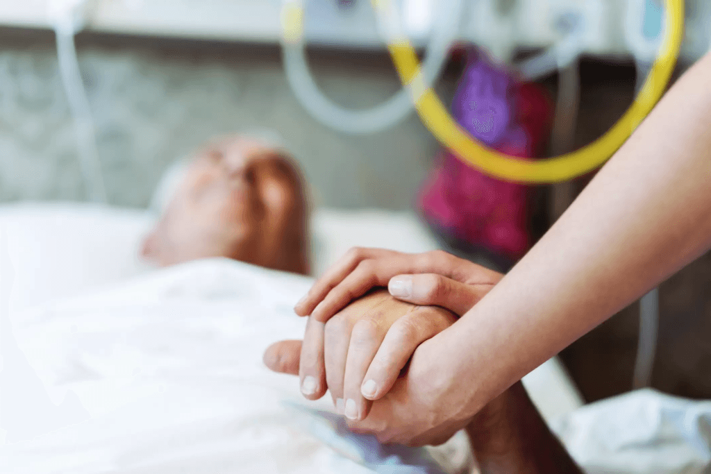 Cuidadora hospitalar de idosos com apoio hospitalar e domiciliar auxiliando paciente acamado